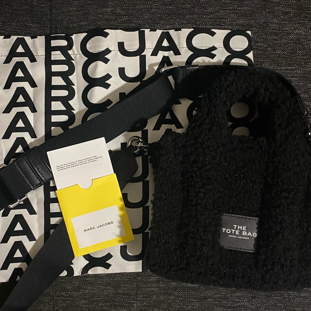 🎉 Marc Jacobs

The Mini Teddy Crossbody Tote